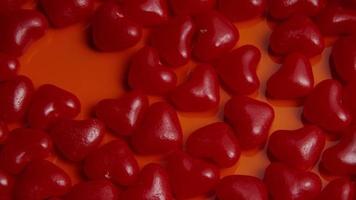 rotierende Stock Footage Aufnahme von Valentinstag Dekorationen und Süßigkeiten - Valentinstag 0043 video