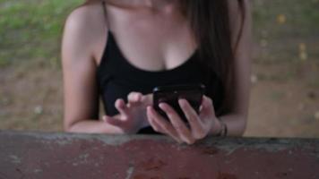 Bella mujer con smartphone y mostrando la pantalla verde a la cámara video