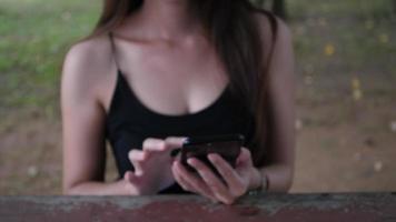 belle femme utilisant un smartphone et montrant un écran vert à la caméra video