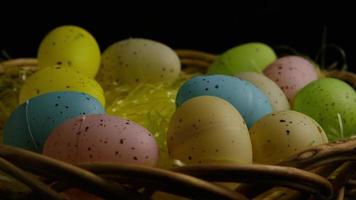 Tournage de décorations de Pâques et de bonbons dans l'herbe de Pâques colorée video