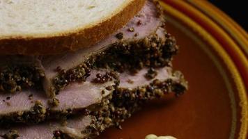roterend schot van heerlijke, premium pastrami-sandwich naast een klodder dijon-mosterd - voedsel 030 video