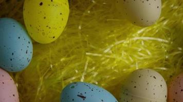 roterend schot van paasversieringen en snoep in kleurrijk paasgras - Pasen 052 video