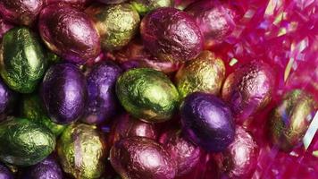 colpo rotante di caramelle colorate di Pasqua su un letto di erba di Pasqua - Pasqua 227 video