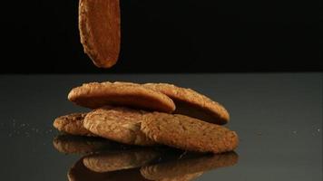 biscoitos caindo e quicando em ultra slow motion (1.500 fps) em uma superfície reflexiva - cookies fantasma 116 video