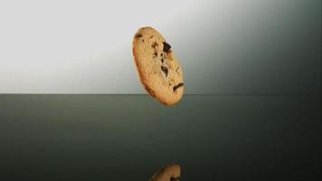 biscotti che cadono e rimbalzano in ultra slow motion (1.500 fps) su una superficie riflettente - cookies phantom 007 video