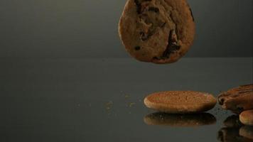 biscotti che cadono e rimbalzano in ultra slow motion (1.500 fps) su una superficie riflettente - cookies fantasma 122 video