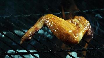 asar alitas de pollo a la barbacoa en cámara ultra lenta (1,500 fps) en una parrilla ahumada de madera - bbq phantom 012 video