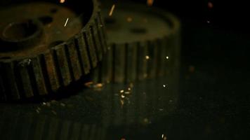 vonken met versnellingen in ultra slow motion (1500 fps) op een reflecterend oppervlak - sparks w gears 025 video