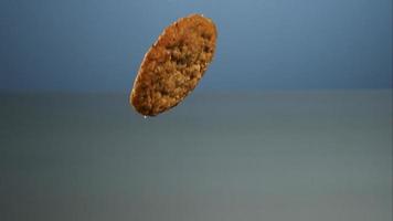 biscoitos caindo e quicando em ultra slow motion (1.500 fps) em uma superfície reflexiva - cookies fantasma 096 video