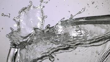 Wasserspritzer in Ultra-Zeitlupe (1.500 fps) auf einer reflektierenden Oberfläche - Wasserspritzer 011 video