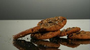 biscotti che cadono e rimbalzano in ultra slow motion (1.500 fps) su una superficie riflettente - cookies phantom 075 video