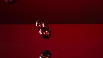 décorations de la Saint-Valentin tombant et rebondissant au ralenti (1500 ips) sur une surface réfléchissante - valentines phantom 001 video