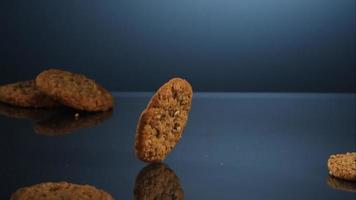 biscotti che cadono e rimbalzano in ultra slow motion (1.500 fps) su una superficie riflettente - cookies phantom 029 video