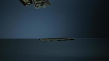 American $ 100 factures tombant sur une surface réfléchissante - argent fantôme 081 video