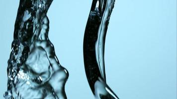 Wasser gießt und spritzt in Ultra-Zeitlupe (1.500 fps) auf eine reflektierende Oberfläche - Wasser gießt 049 video
