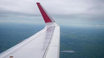 ala di un aeroplano che vola sopra le nuvole dalla vista del piano della finestra video