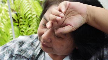 Retrato de una mujer mayor preocupada y muy estresada video