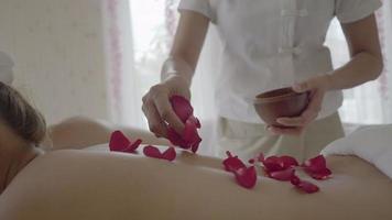 ung vacker kvinna i spa-massagesalong. video