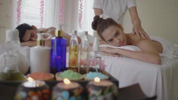 hermosa joven recibiendo masaje tailandés video