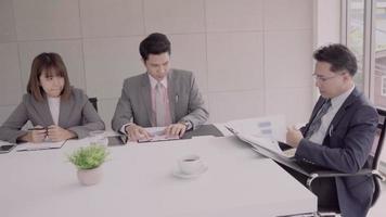 cámara lenta - reunión de empresario en complace con su colega y firma de un contrato. video