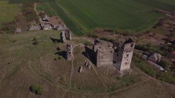 Drohne fliegt über alten Burgruinen in 4k video