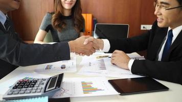 handshake de parceiros de negócios após a assinatura do contrato no escritório. video
