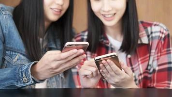 jonge vrouwen met behulp van mobiele telefoon video