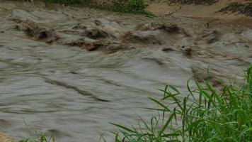 a perigosa inundação repentina da queda d'água na estação das chuvas