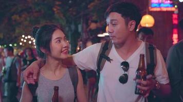 koppel dat bier drinkt terwijl ze rondhangen op de Khao San Road. video