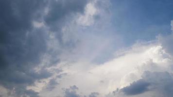witte wolken op een zonnige zomerdag video