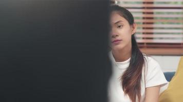 adolescent, femme asiatique, regarder télé video