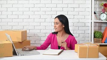 Frau tanzt im Büro video