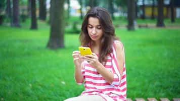 jovem mulher com um smartphone video