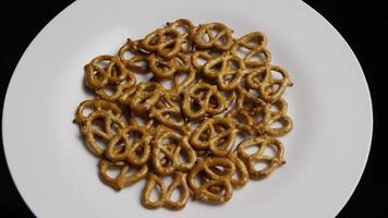 roterend schot van pretzels op een witte plaat - pretzels 008 video