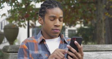 jonge man scrollen op telefoon video