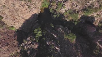 vue aérienne de haut en bas du canyon en 4k video