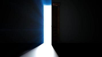 una puerta en una habitación oscura se abre y llena el espacio con luz blanca brillante