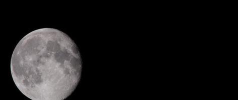cena noturna de lua brilhante cruzando a cena da esquerda inferior para a direita superior em 4k