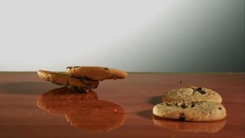 biscoitos caindo e quicando em ultra slow motion (1.500 fps) em uma superfície reflexiva - cookies fantasma 010 video