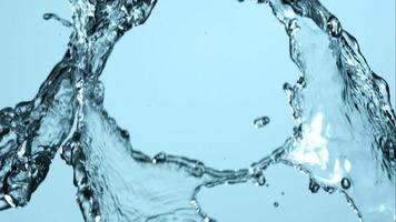 agua que se vierte y salpica en cámara ultra lenta (1,500 fps) sobre una superficie reflectante: el agua se vierte 187