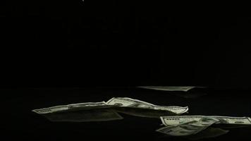 American $ 100 factures tombant sur une surface réfléchissante - argent fantôme 032 video