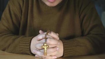 uma pessoa orando video