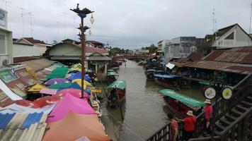 mercado flutuante de amphawa, samut songkhram, tailândia video