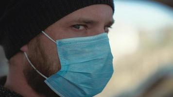 Mann in medizinischer Maske video