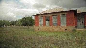 un bâtiment en brique abandonné video