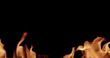Mittlere und kleine Flammen erzeugen einen spektakulären heißen Hintergrund in 4k-Zeitlupe