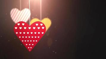 cuori di San Valentino di carta che cadono appesi su sfondo nero di stringa video