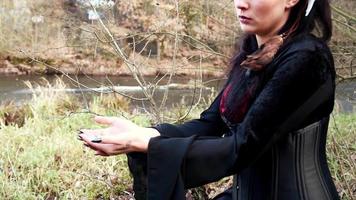 Wikingerfrau zaubert imaginäres Objekt mit den Händen video