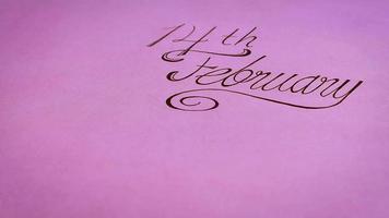 Letras de 14 de fevereiro com presentes em fundo rosa