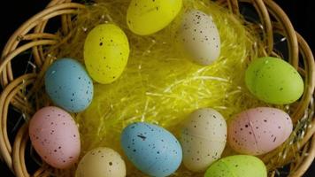 Tourné de décorations de Pâques et de bonbons dans l'herbe de Pâques colorée - Pâques 050 video